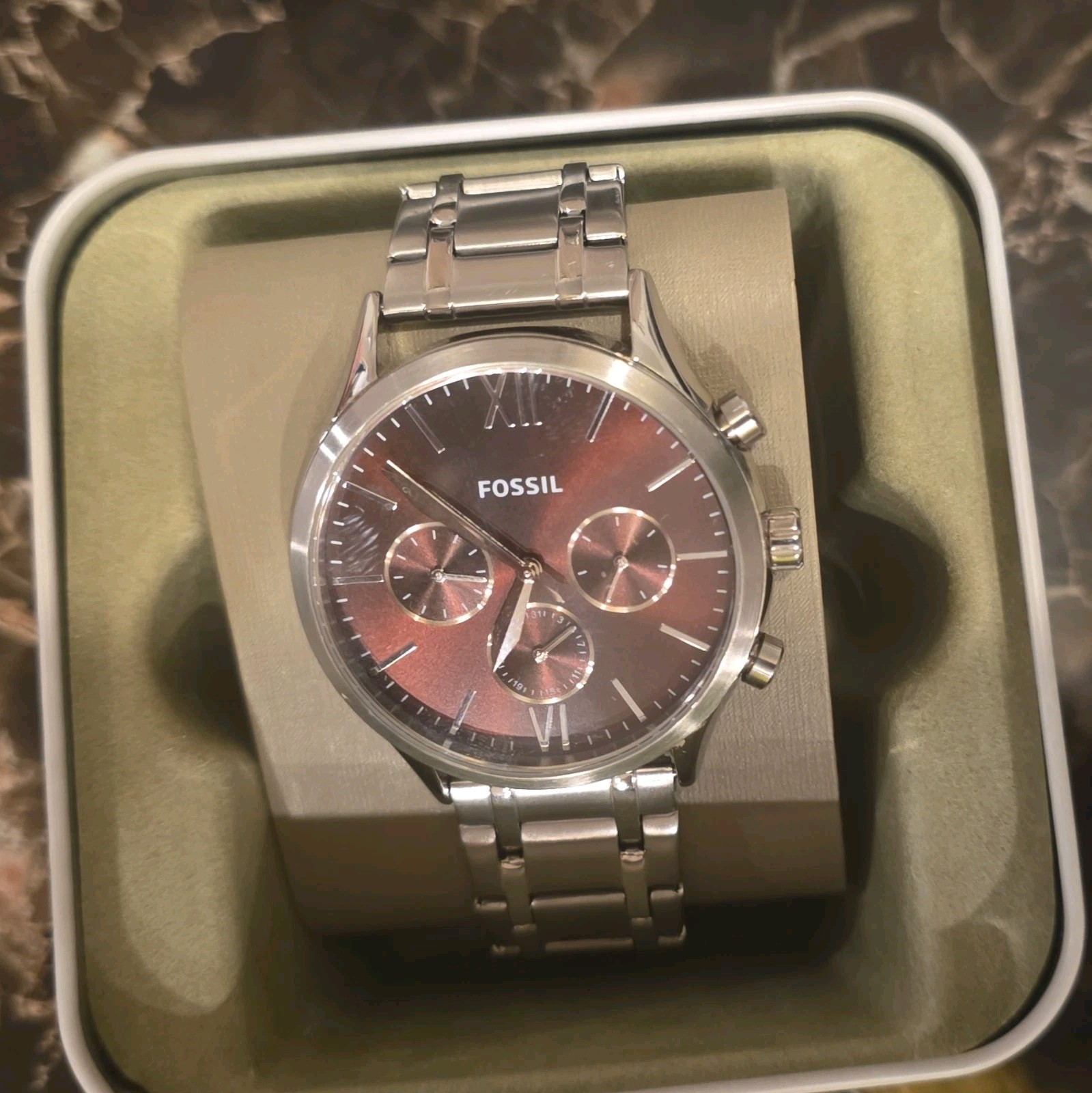Fossil Chronograph Analog Wristwatch Red Dial SS Silver Bracelet Roman/Stick Box