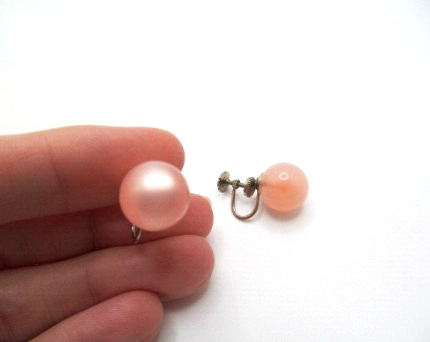 Vintage Silver Tone Iridescent Rose Quartz 12.3mm Round Ball Screw Back Earrings