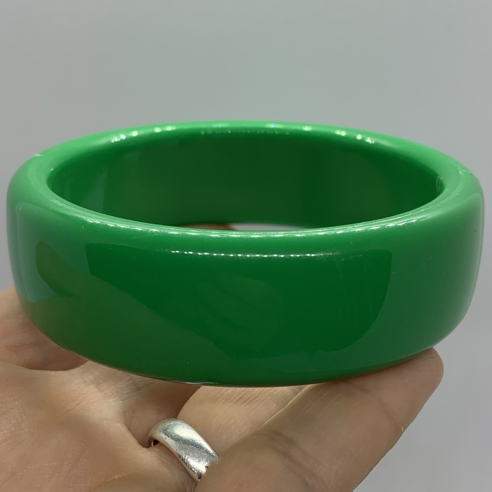 Vtg Kelly Green Lucite Solid Chunky Bangle Bracelet Round 8.5” Length 7/8” Wide