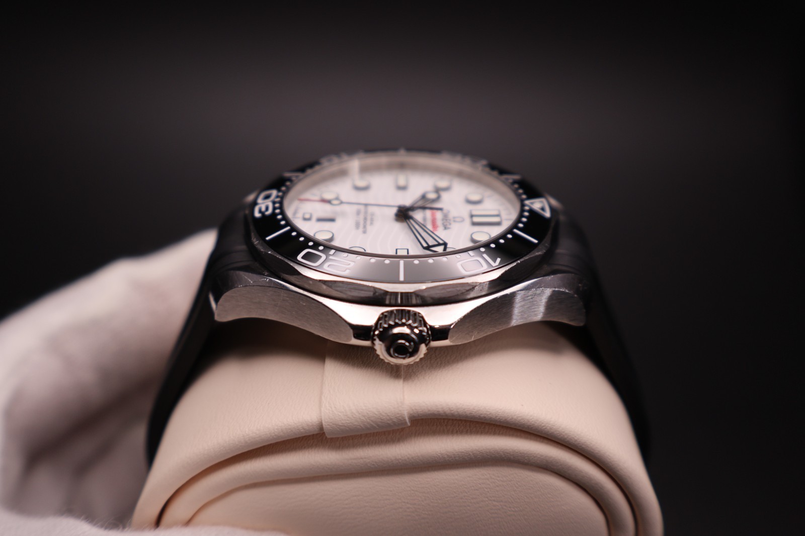 Omega Seamaster Diver 300m 42mm White Dial 210.32.42.20.04.001 Full Set