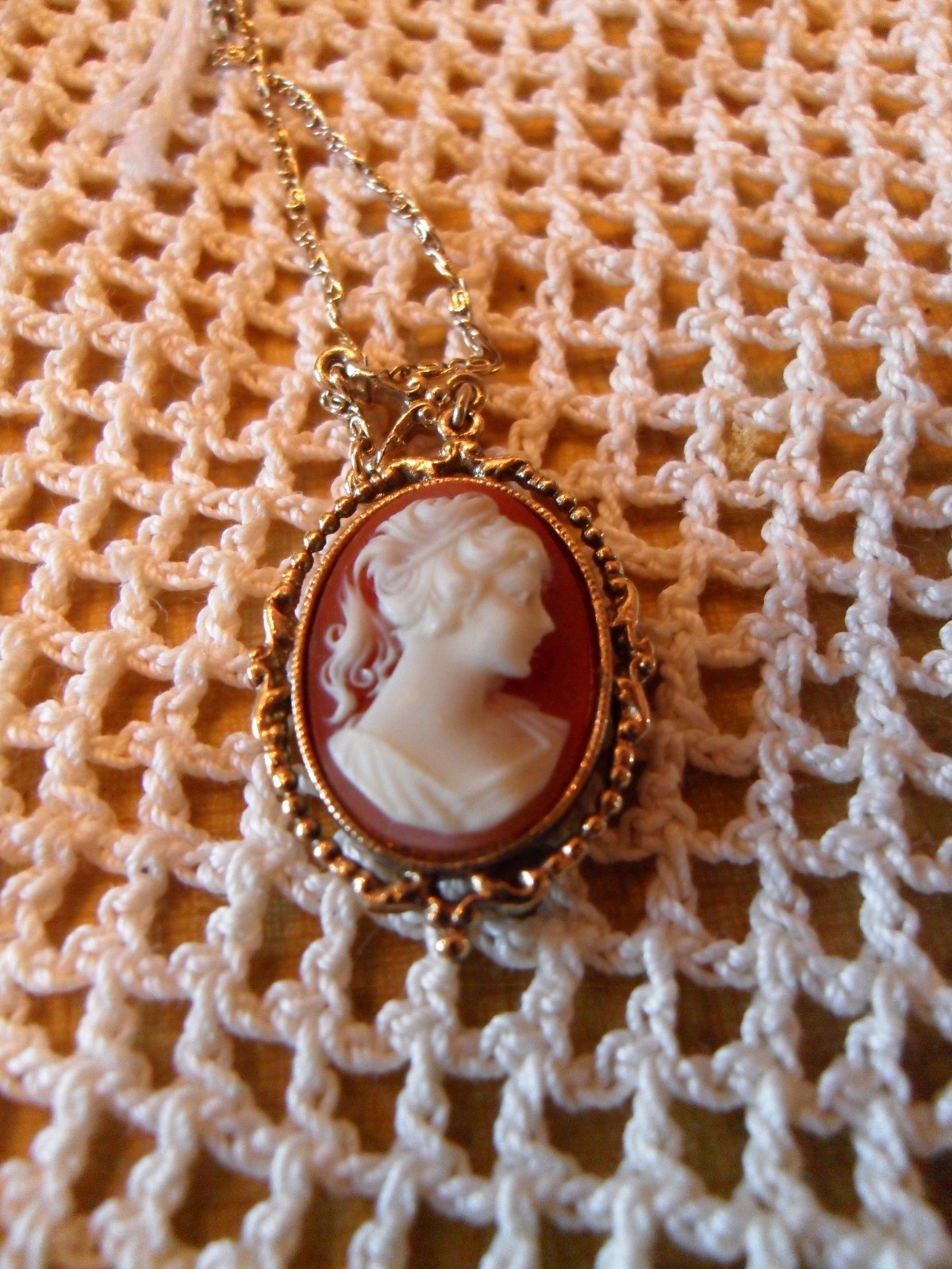 VINTAGE CAMEO PENDANT & CHAIN BY 1928