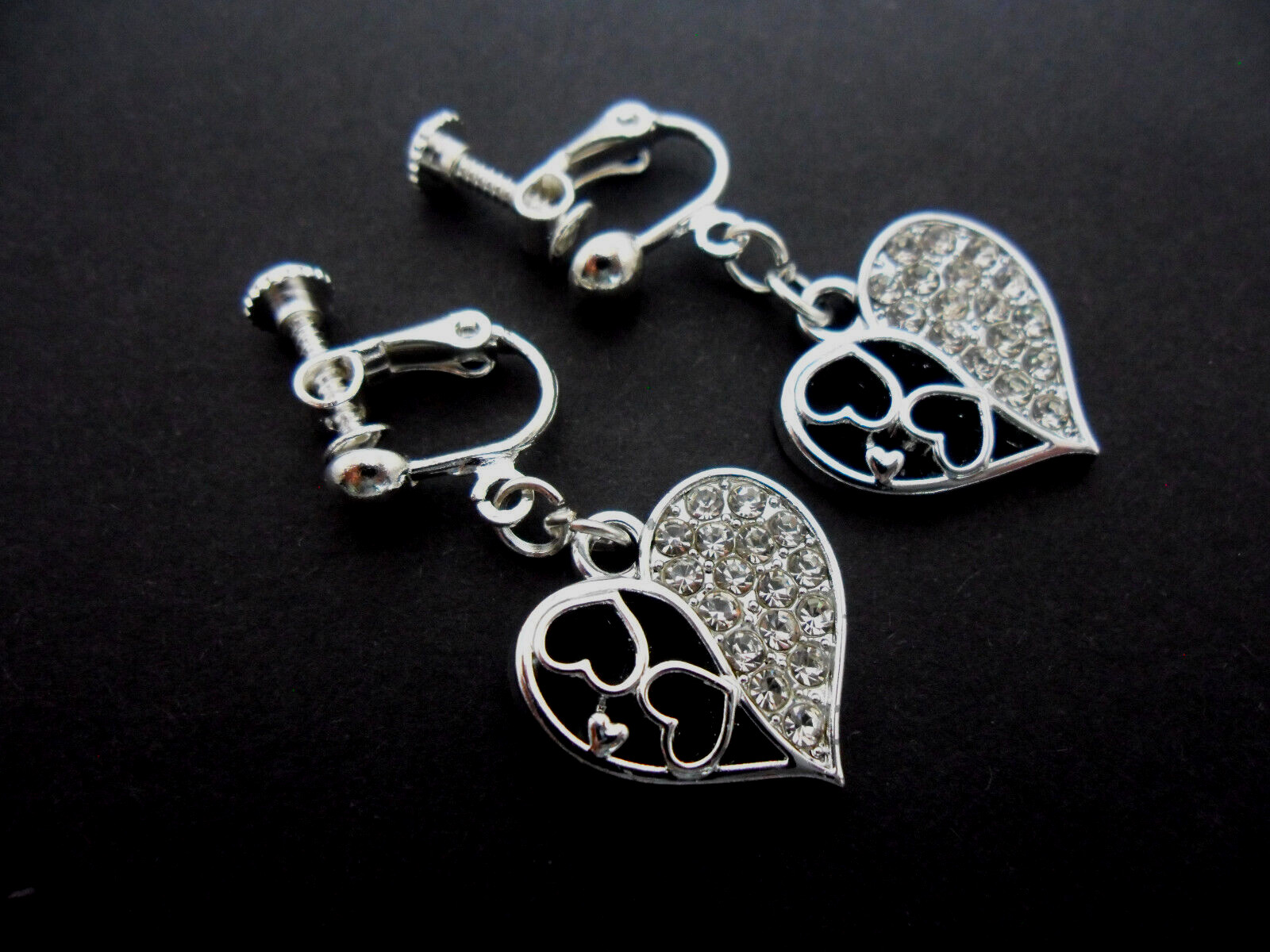 A PAIR OF RHINESTONE/DIAMANTE HEART DANGLY SCREW BACK CLIP ON EARRINGS. NEW.