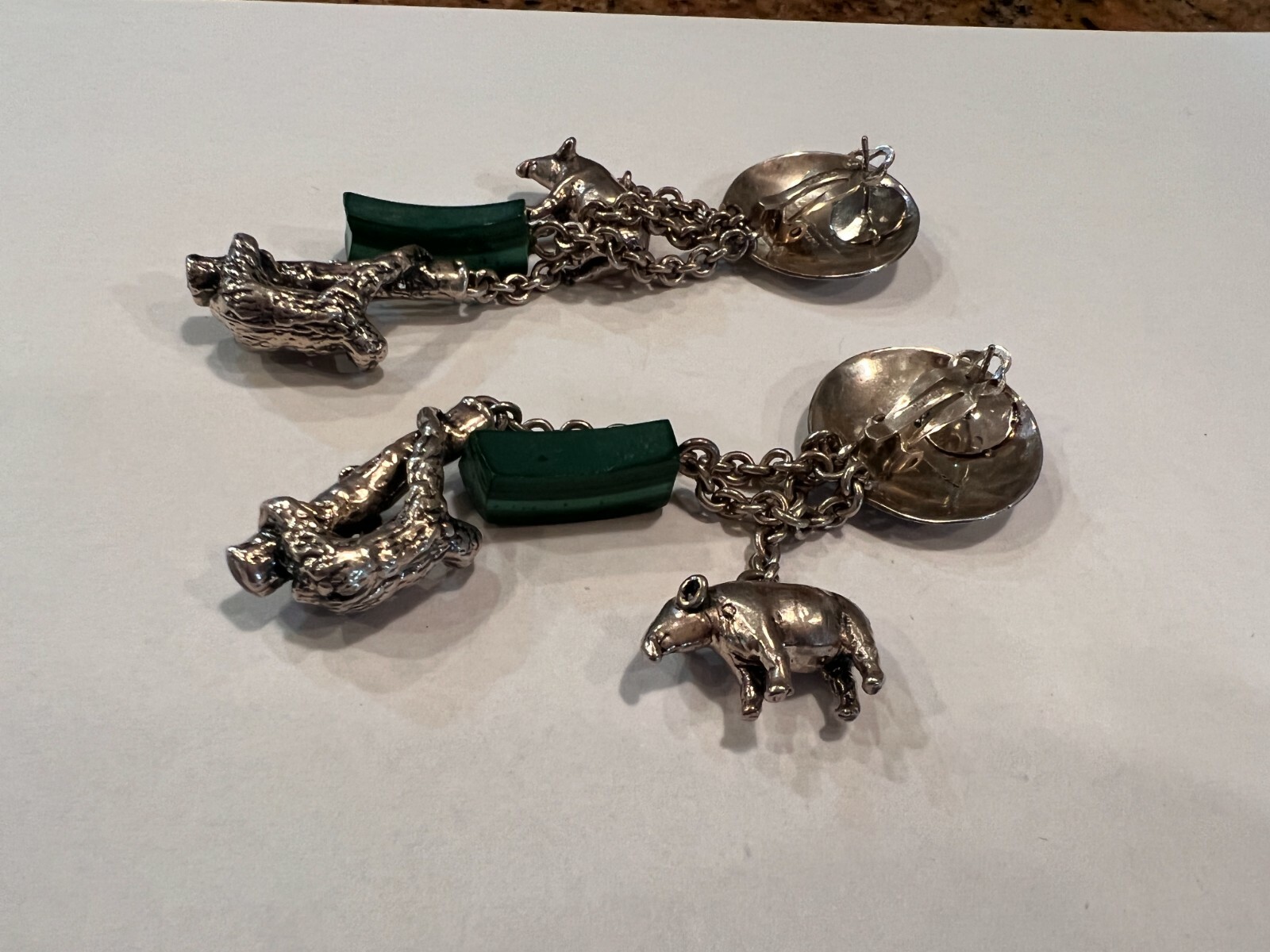 Vtg Susan Cummings hammered 925 silver Animal earrings with Malachite.