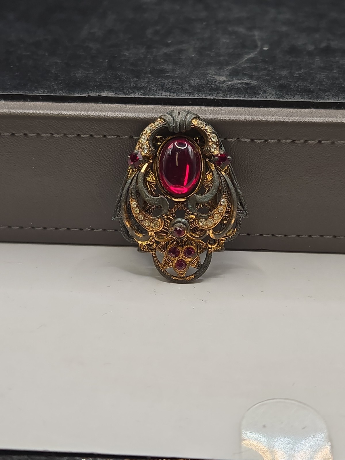 Unbranded Vintage Gold Tone And Red & Clear Accents Brooch 1.5″ X 1″ (I-5)