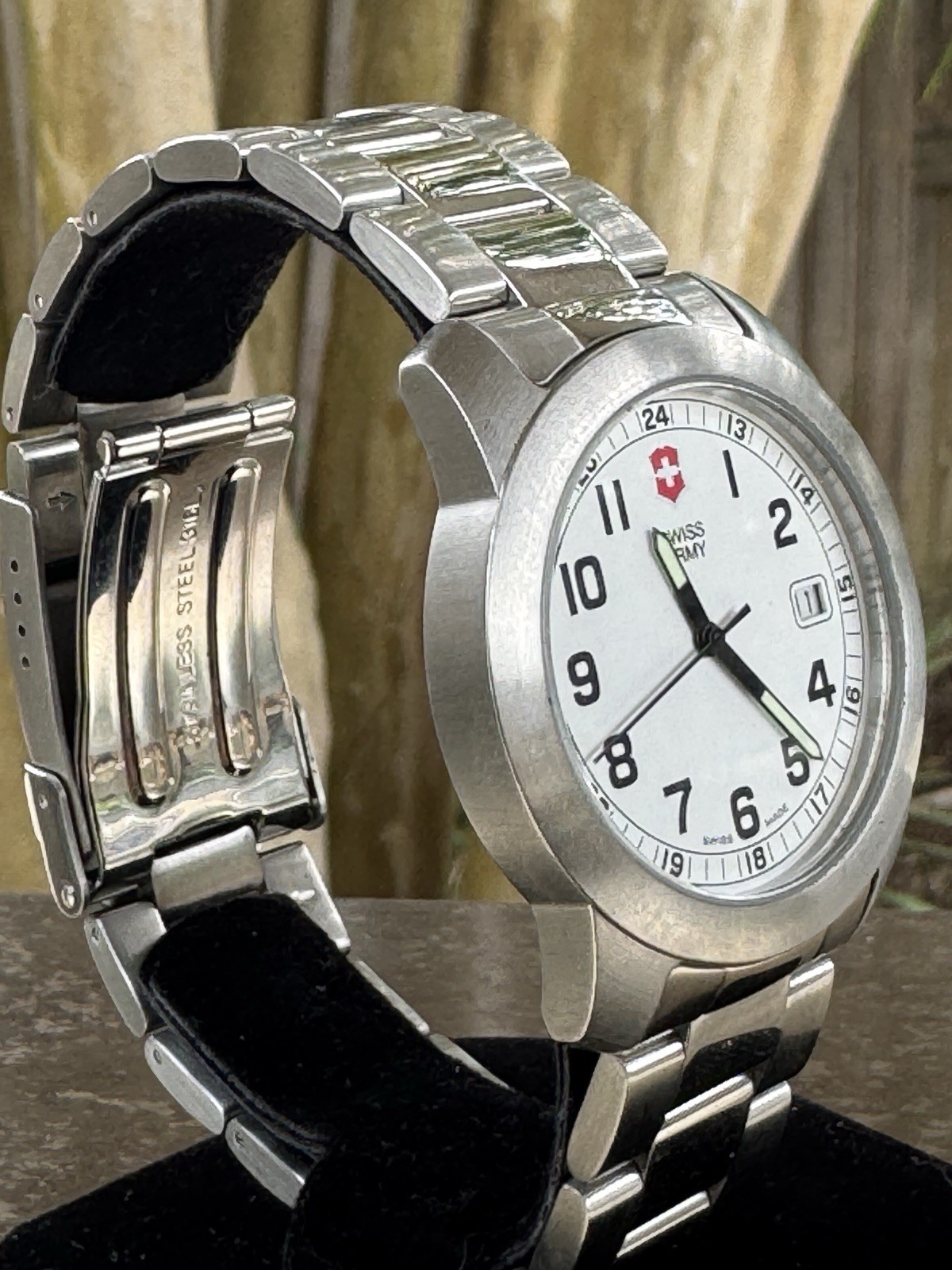 Victorinox Swiss Army Quartz Ref: 24972 Date Arabic Numerals Steel Bracelet 40mm