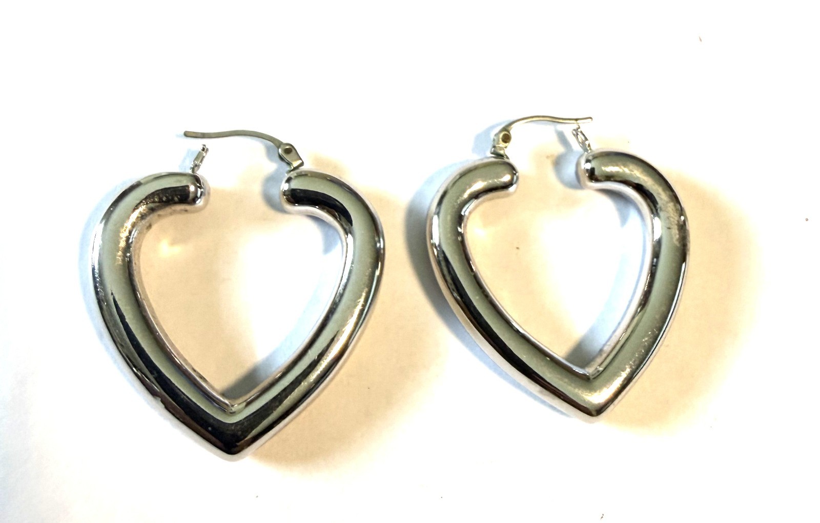 Chunky Thick Hoop Heart Shape Earrings Pierced Hinged Latch Back Closure 1.5″