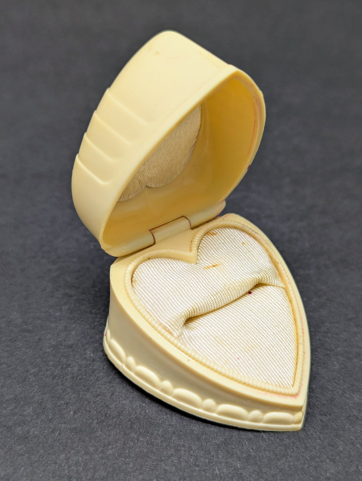 Vintage Warner JC Co Buffalo NY Heart Art Deco Hinged Ring Box Cream 1950s Retro