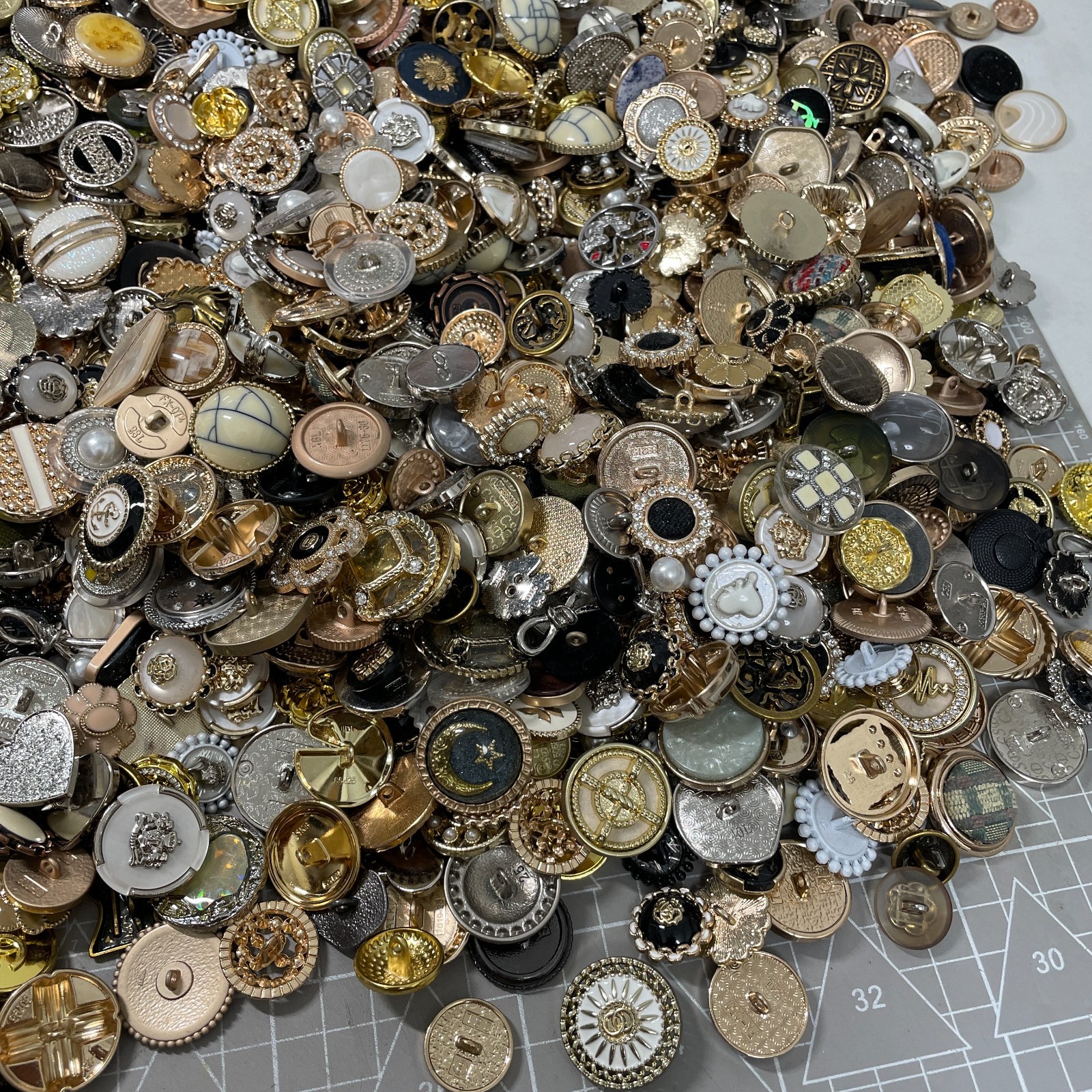 50pcs Estate Style Vintage Buttons Mixed Sizes Colors Scrapbooking Craft Use