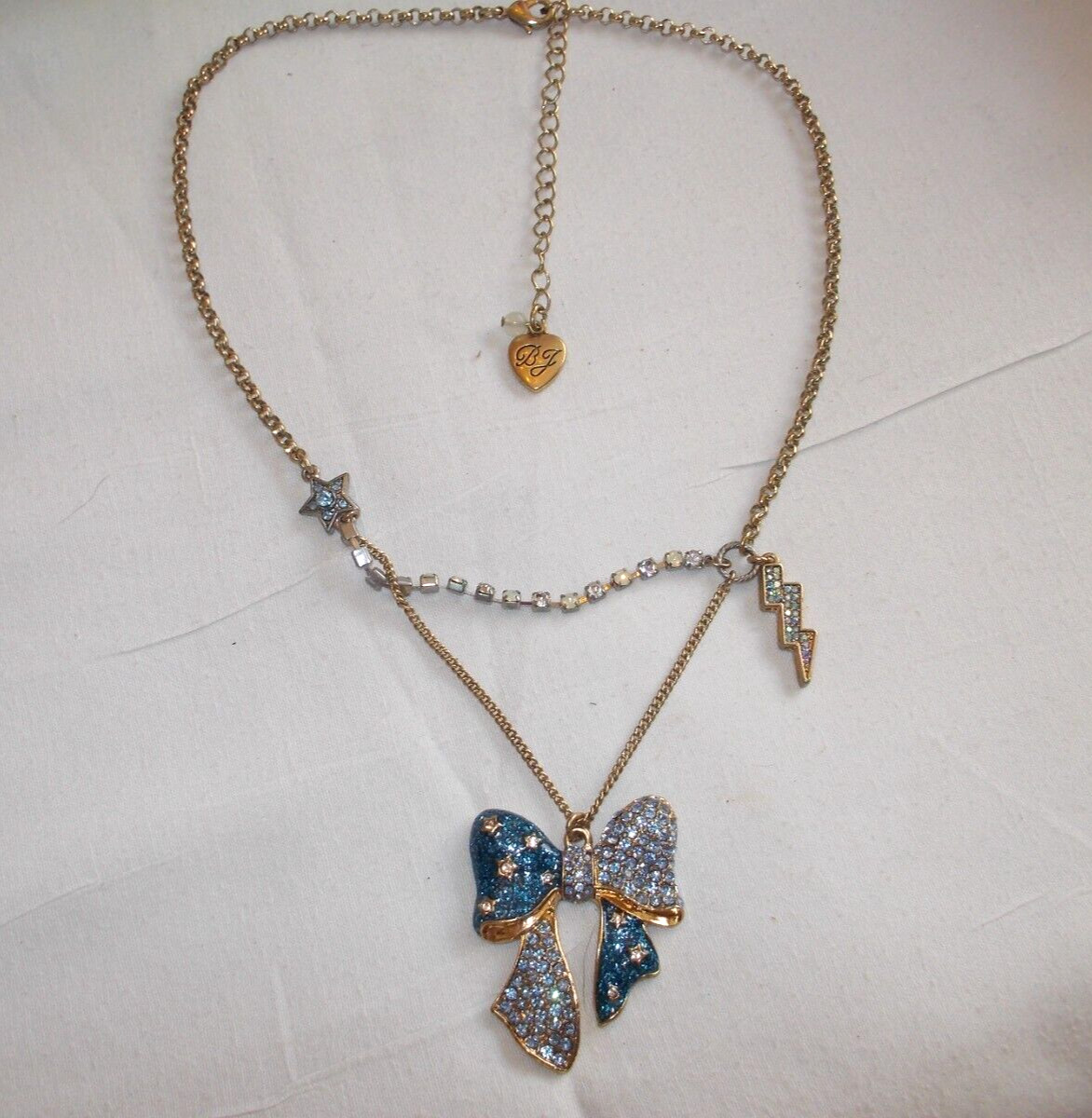 BETSEY JOHNSON LOVELY BLUE HEAVEN’S TO BETSEY PAVE CRYSTAL INLAY BOW NECKLACE