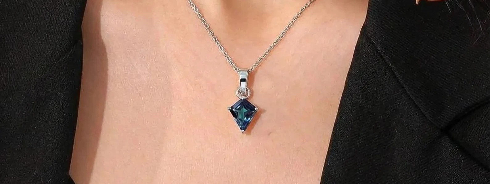 15Ct A+ Natural Bio-Color Alexandrite Gemstone Kite Cut Sterling Sliver Pendant