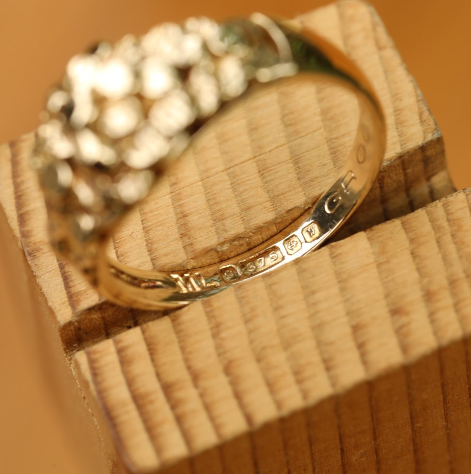 9ct Solid Yellow Gold Ring Lentils-Shaped Size M Vintage cleaned & polished
