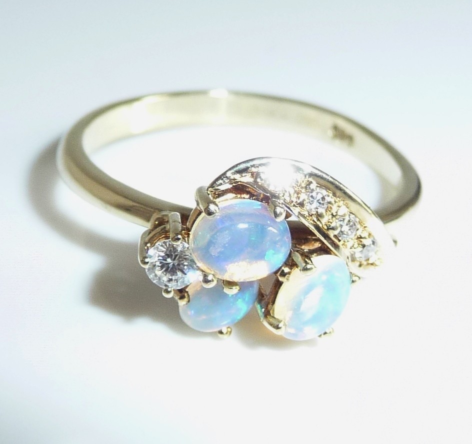 Ring 585 Gold 0.09ct Diamonds 0.40ct Australian Opal Size 53.5 Intense Colour