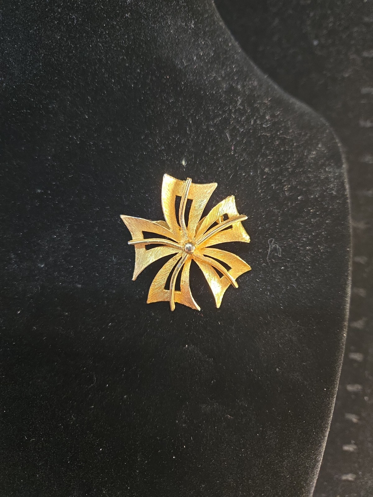 J J Vintage Abstract Flower Textured Gold Tone 1.75″ Brooch (I-5)