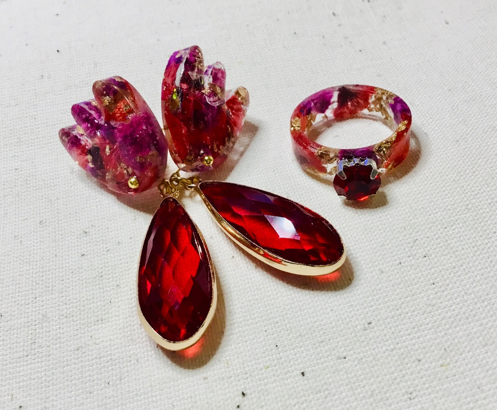 Crimson Garden Jewelry Set – Real Red Hortensias Ring & Drop Earrings in Resin