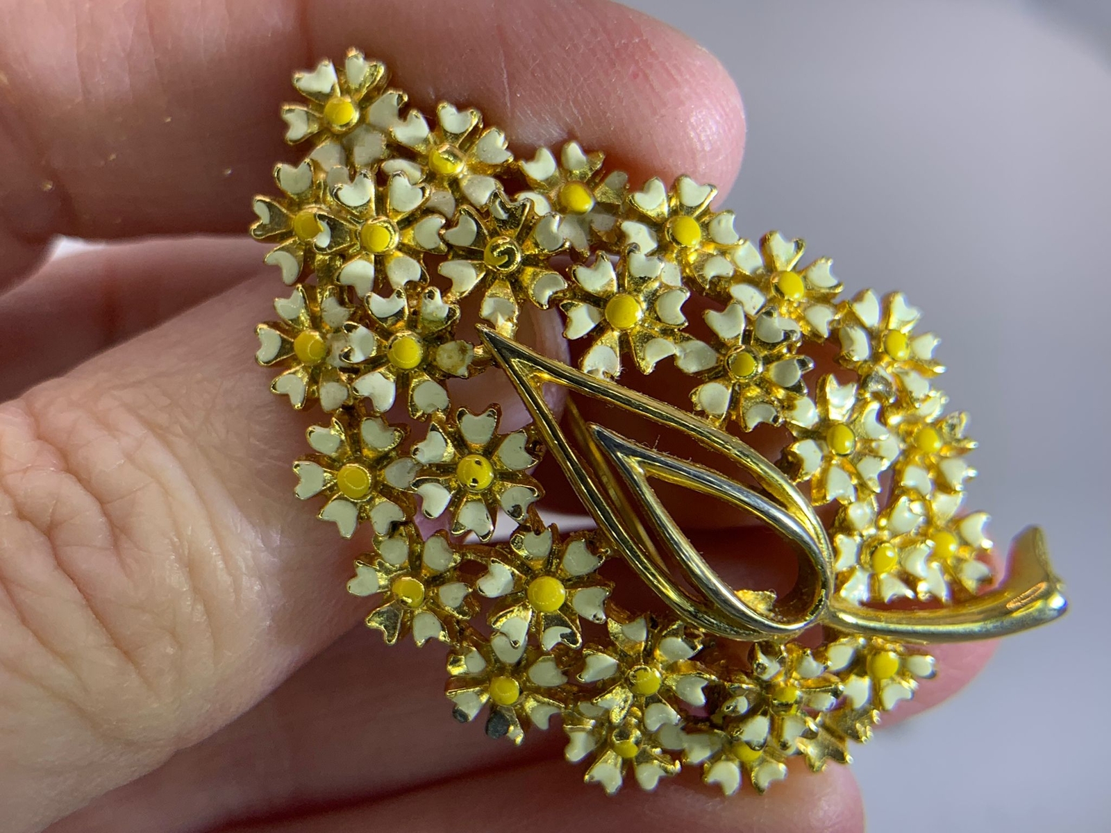 Floral Leaf Yellow White Enamel LISNER Vintage Gold Brooch Pin V-6655