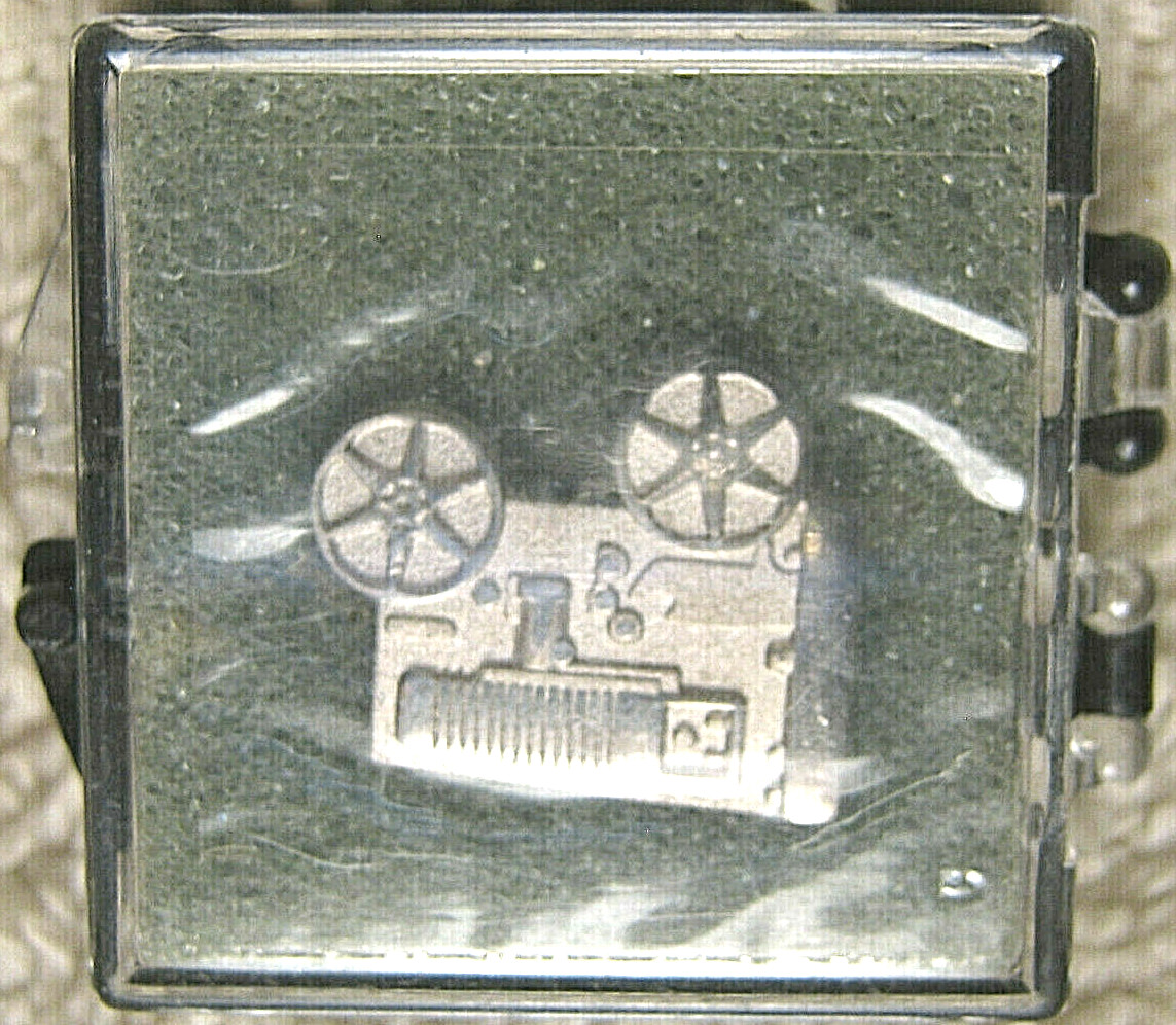 MINIATURE SILVERTONE METAL REEL TO REEL RECORDED 5/8″ LAPEL HAT TIE PIN IN CASE