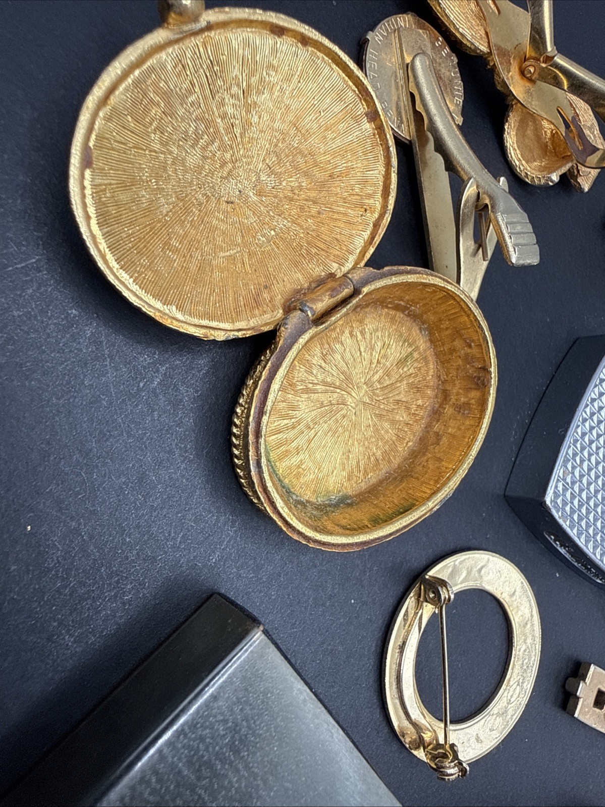 Lot Of Vintage Jewelry Accessories And Other Fun Things Mostly Gold Tone J4