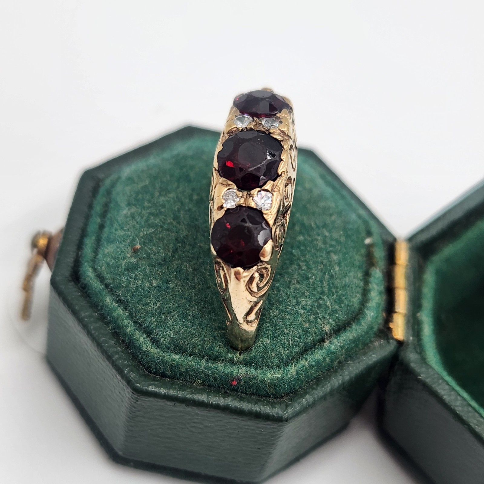 Vintage 9ct Yellow Gold 3 Stone Garnet Gypsy Ring, Size O 1/2 3 Grams