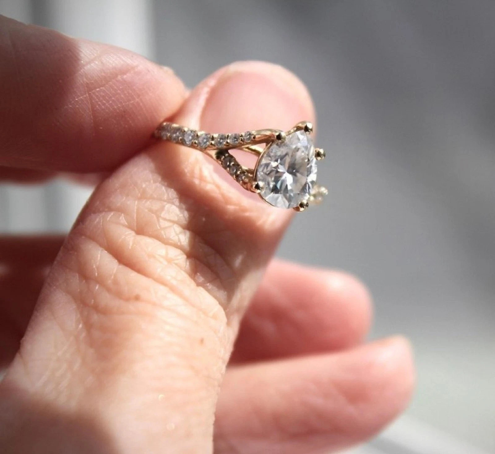 Sparkling 1.25CT Pear Cut White Moissanite With 10K Yellow Gold Ring For WomenFN