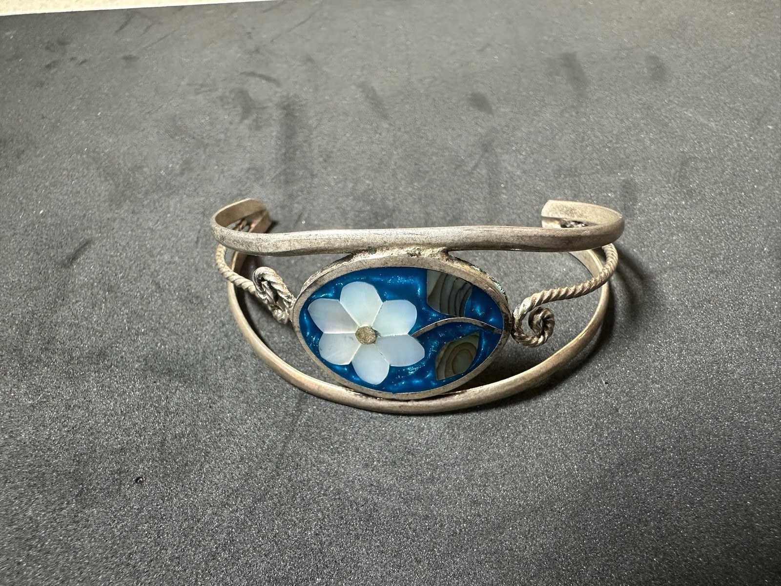 7.68g Vintage Inlay Floral Cuff Bracelet Flower Blue White Silver Tone