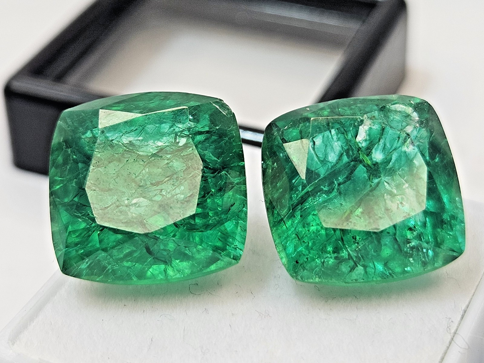 Cushion Pair Green Emerald Colombian 17-18 Ct Natural Gemstone For Earrings