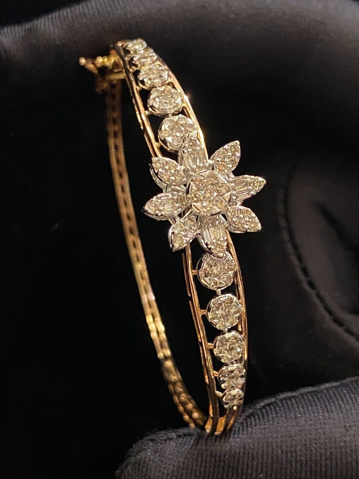 1.90 Cts Round Baguette Cut Diamonds Hinged Bangle Bracelet In 14K Gold 15.90 MM