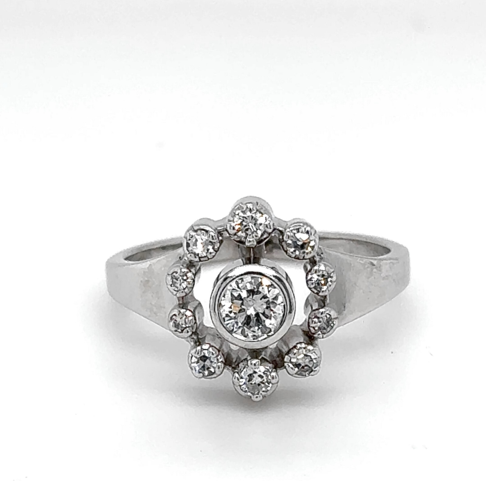 Vintage 18ct (750) White Gold Ring with Fine Diamonds