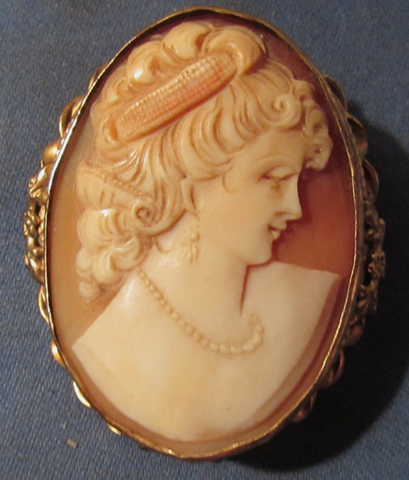 VINTAGE CARVED SHELL CAMEO GOLD FILLED PENDANT BROOCH FLORAL FRAME 1 1/2 X 2