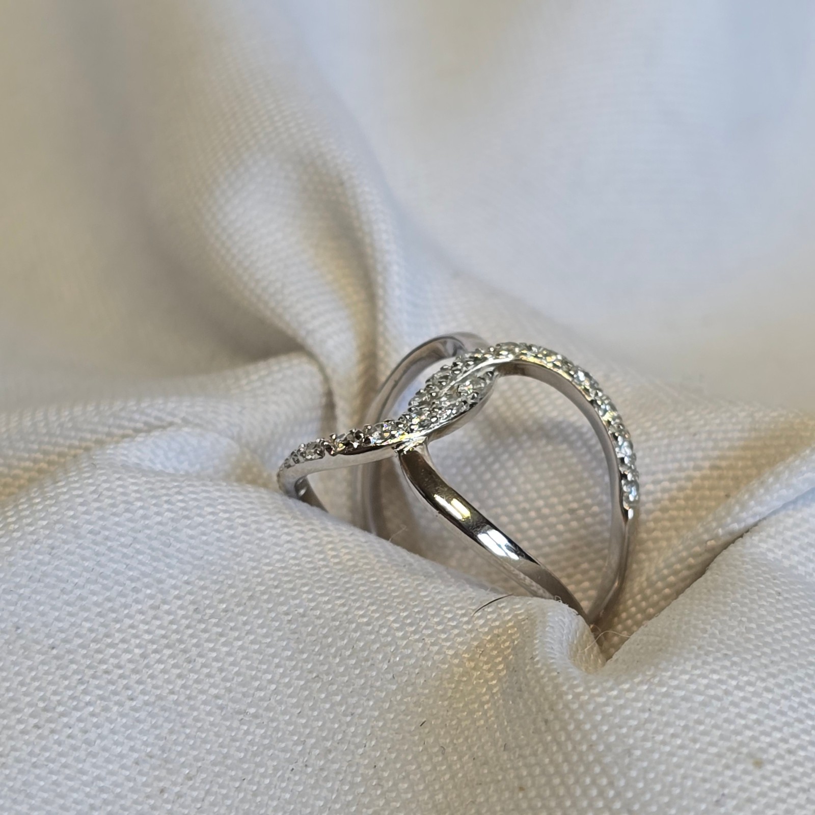 Sterling Silver Ring 3.17g Fine Jewelry Size 8 Band Clear Stones *READ*
