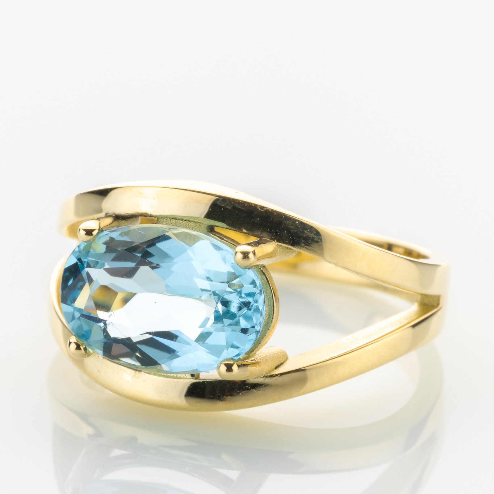 14k gold ring with an aquamarine