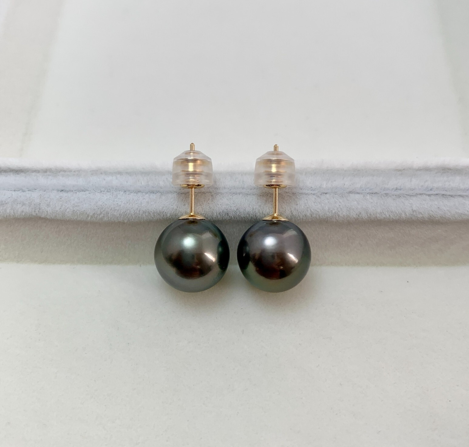 Big 10.6mm Round Black-Green Tahitian pearl stud earrings 18kt yellow gold