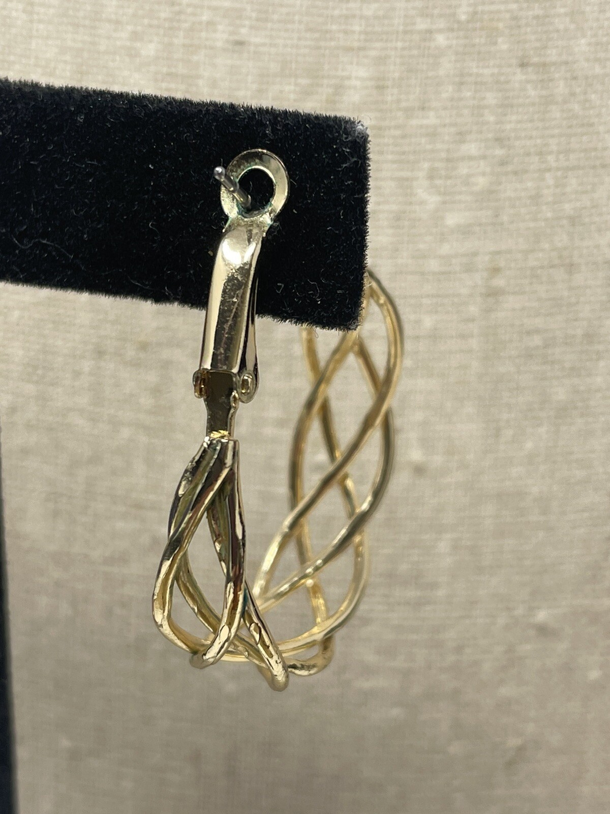 Vintage Gold Tone Lattice Weave Hoop Earrings Interwoven Basket Open Work Latch