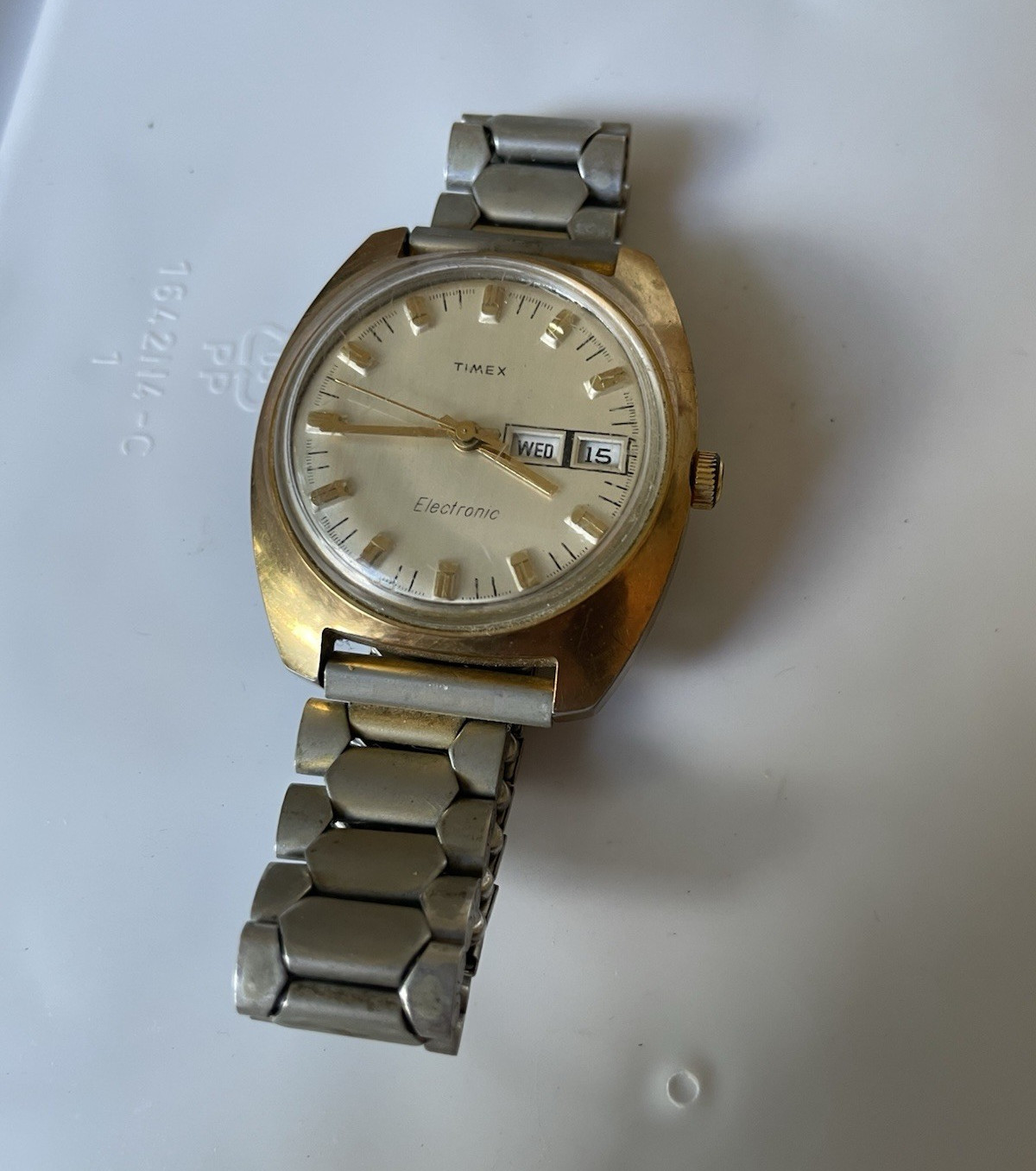Vintage Timex Electronic Quartz Day/Date Analog Gold Dial UNTESTED/ForParts