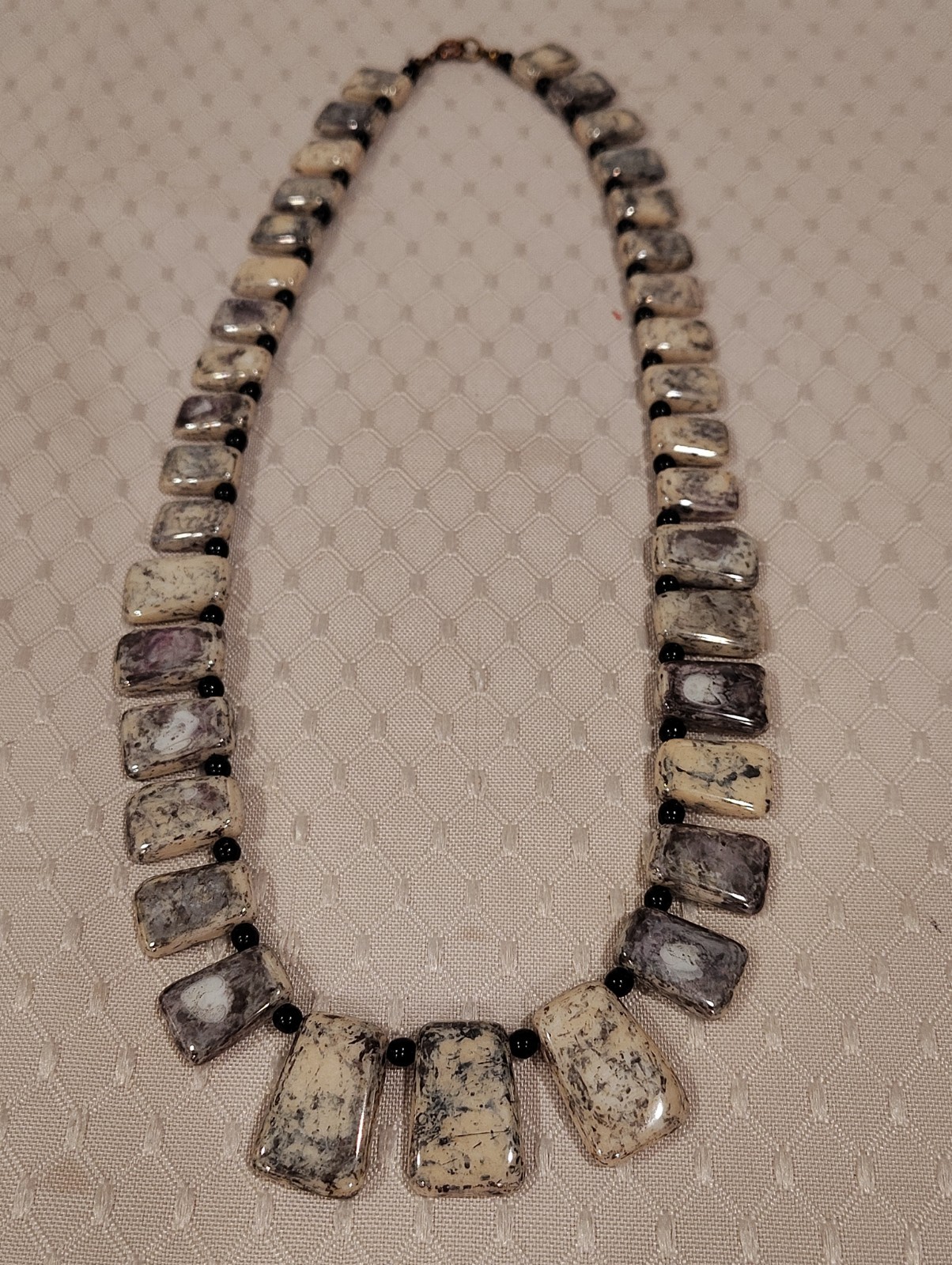 VTG Gray White Graduated Rectangular Beads With Black Spacers Necklace 20″