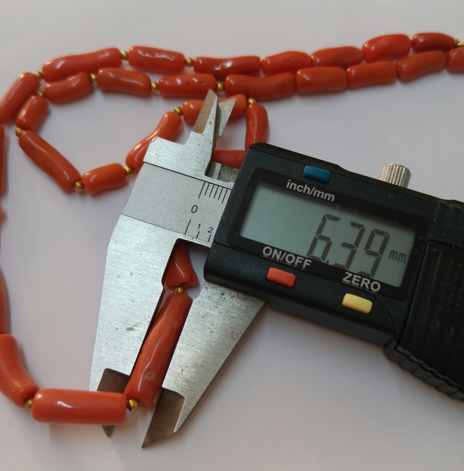 tube necklace, natural salmon coral, 18kt yellow gold, undyed