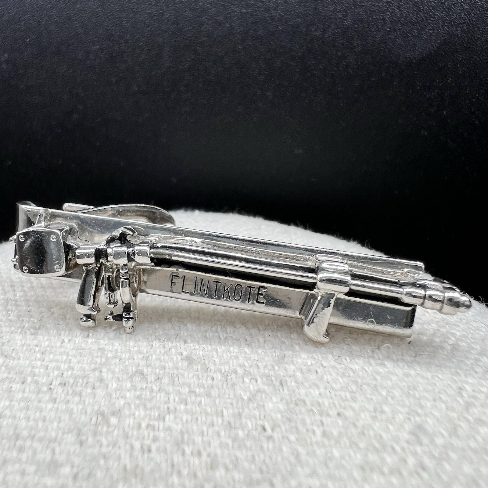 Vintage Rifle Shotgun Tie Clip Silver Tone Advertising Flintkote Signed 1.75″