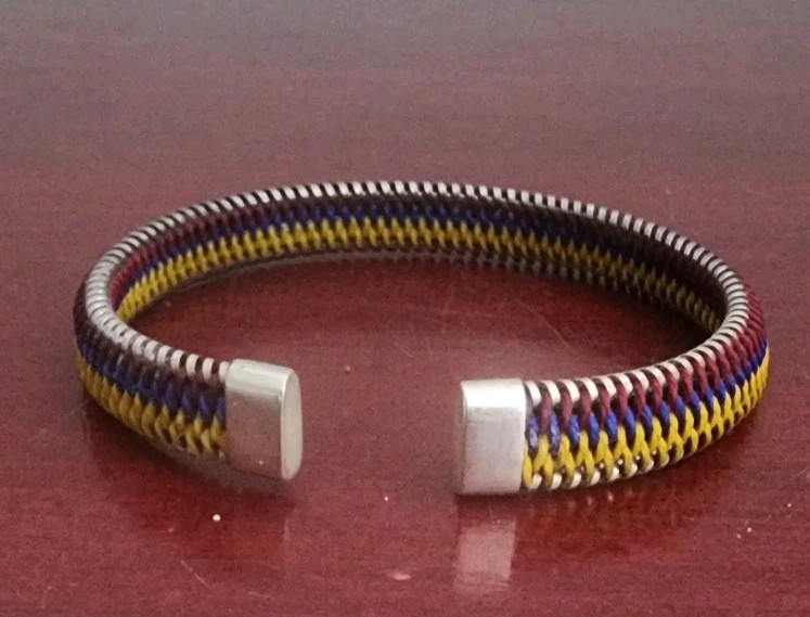 BRILLIO 925 STERLING SILVER WOVEN FABRIC COLOMBIA FLAG COLORS BRACELET. 6″