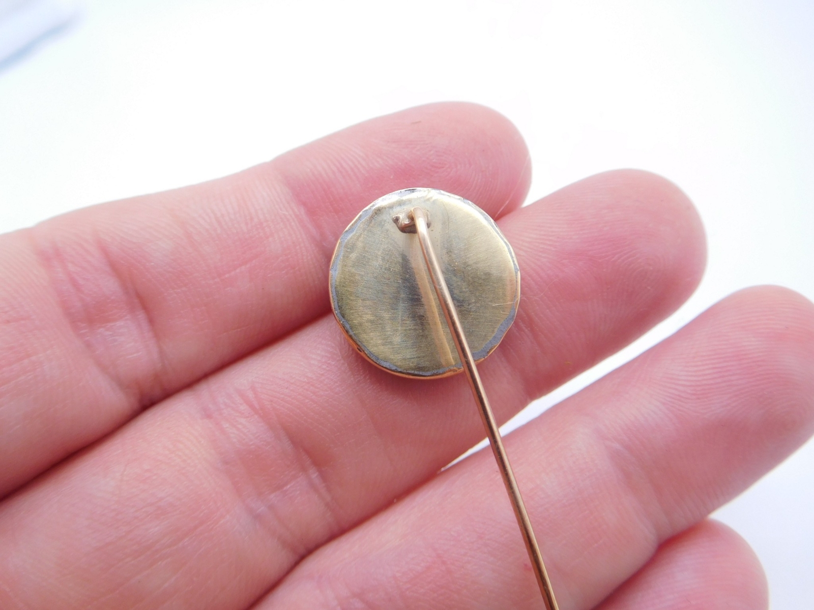 LOVELY VICTORIAN 10K GOLD PIETRA DURA BUTTERFLY BUG HAT STICK PIN