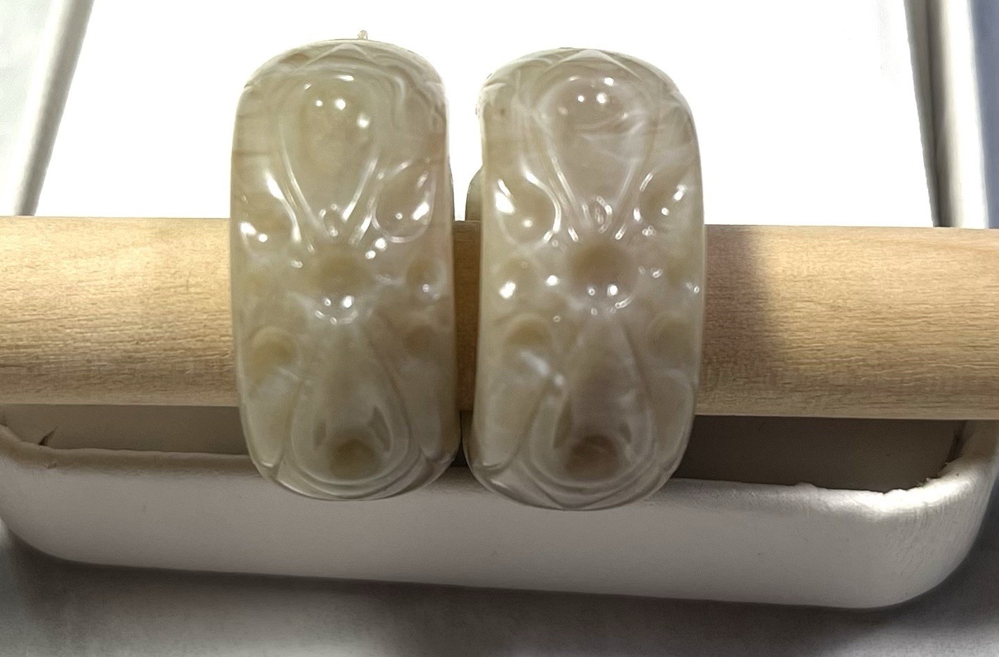 Earrings Vtg Cream/beige Hoop 1-inch Wide Vtg ..lucite?