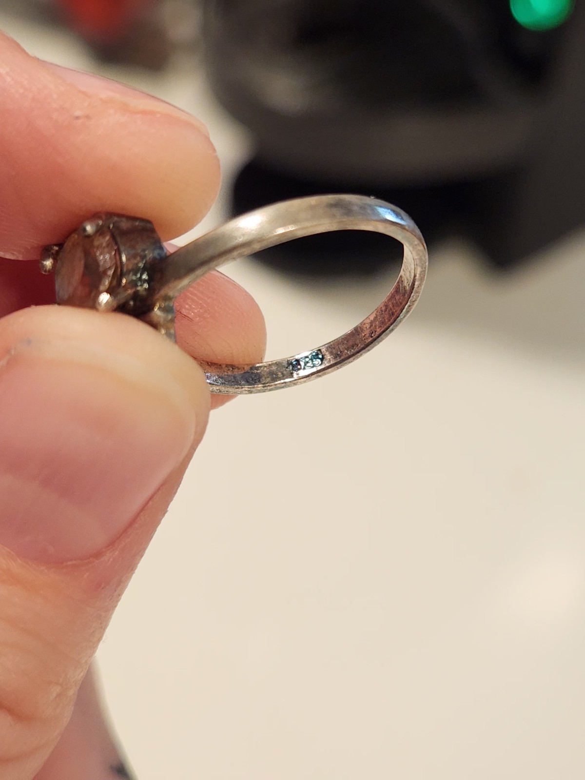 925 Silver Ring With Yellow-Green Stone / Slightly Damaged