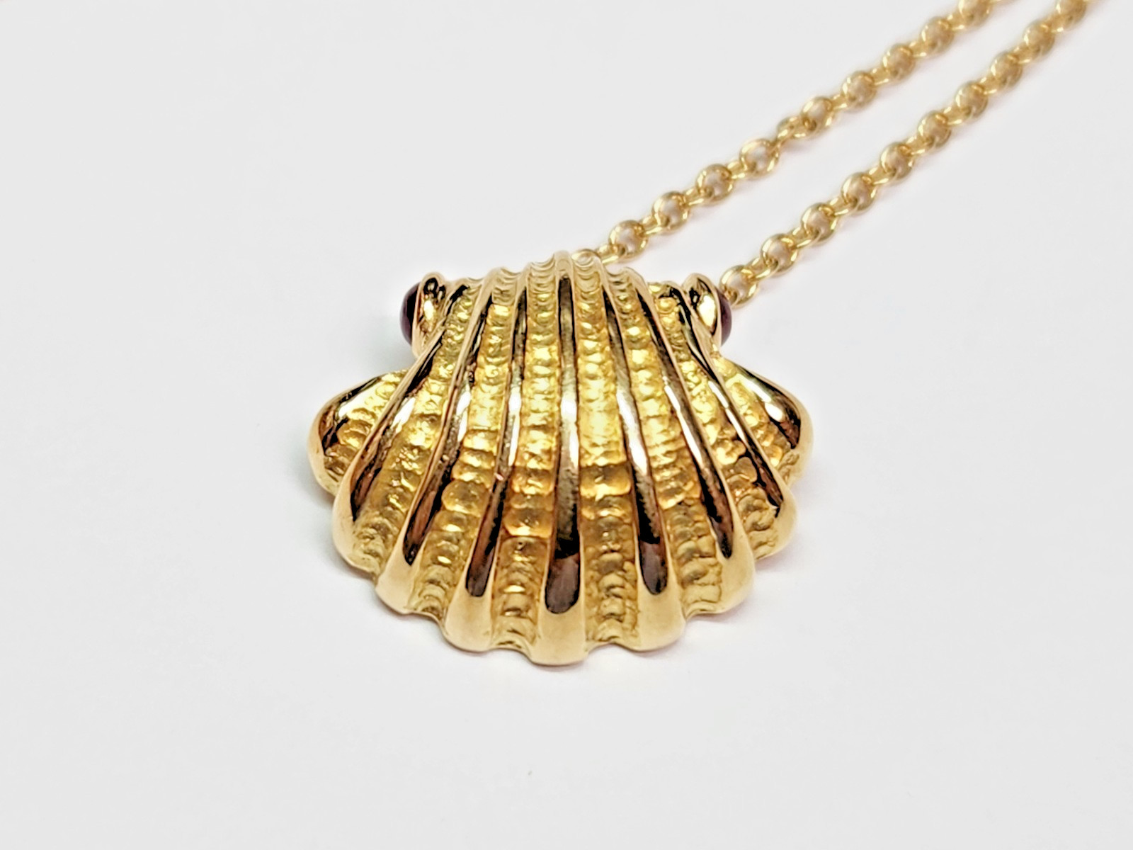 TIFFANY & Co. 1990s 18k Ruby Cabochon Accented Oyster Shell Pendant 16″ Necklace