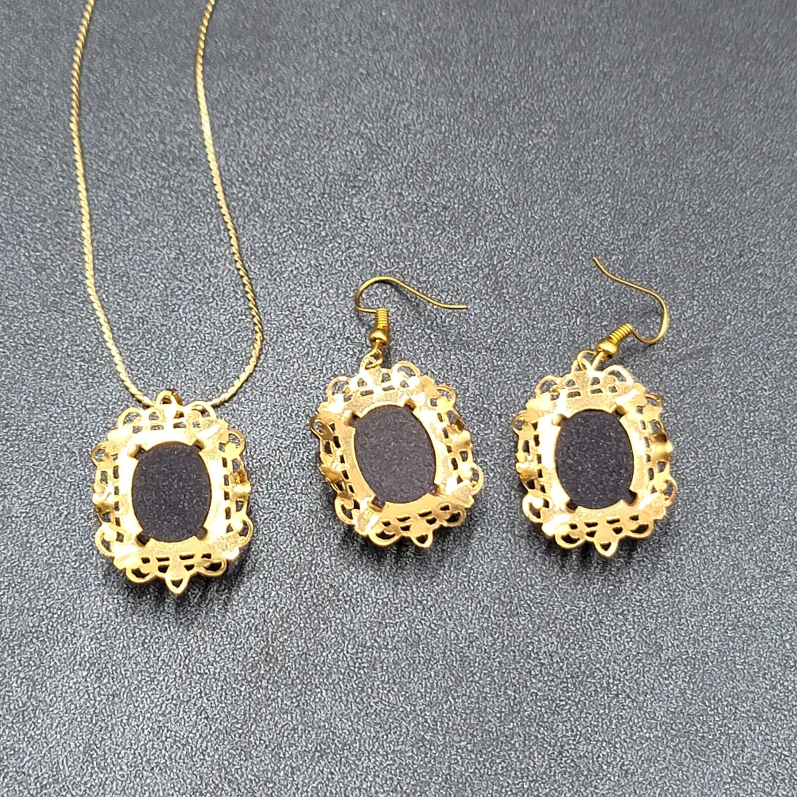 Necklace Earrings Set Gold tone Purple Sandstone Oval 16.5″ Chain Earrings 1.25″