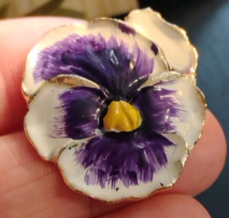 Adorable! Vtg Golden Gilt 1″ Ceramic/Enamel Hand Painted Pansy Flower Pin!
