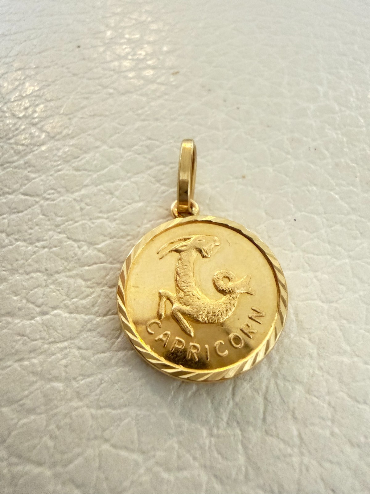 vintage solid 18k yellow gold capricorn zodiac & “good luck” medallion pendant