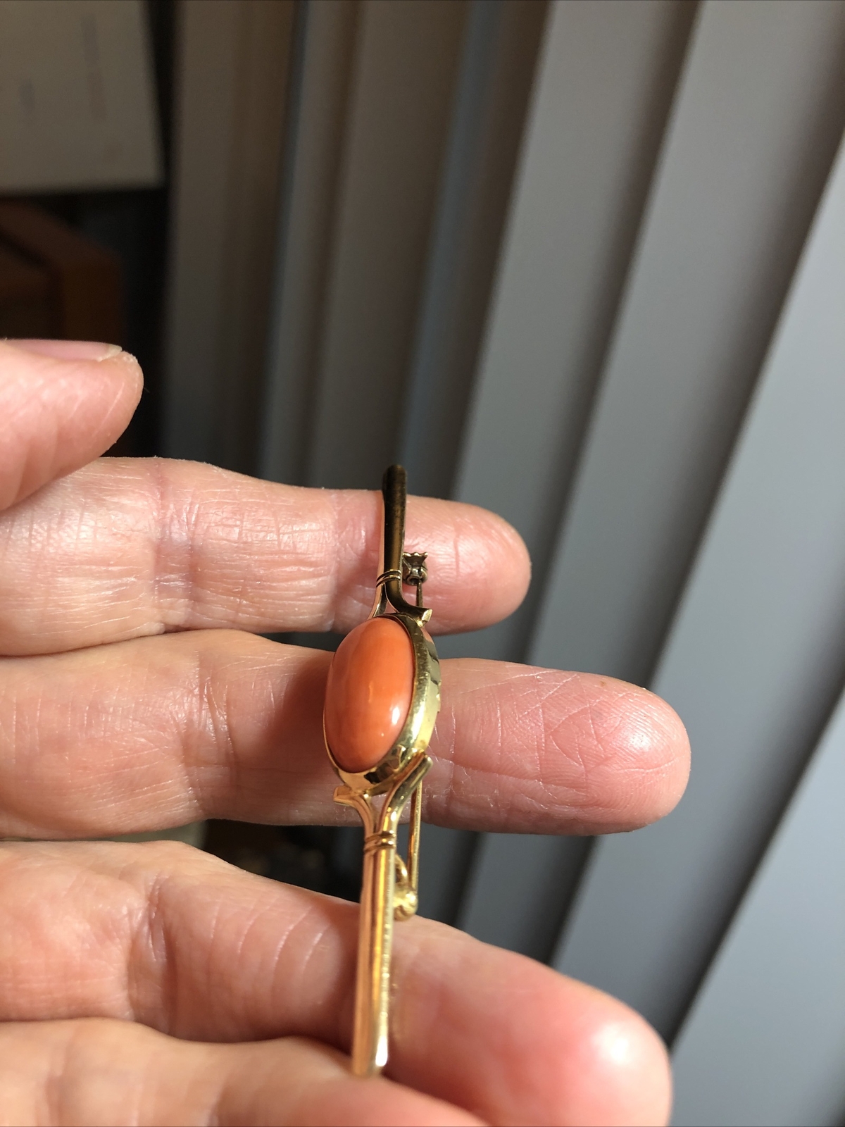 Vintage 750 18K Yellow Gold Salmon Coral Bar Pin Brooch 6g, 2 7/16″