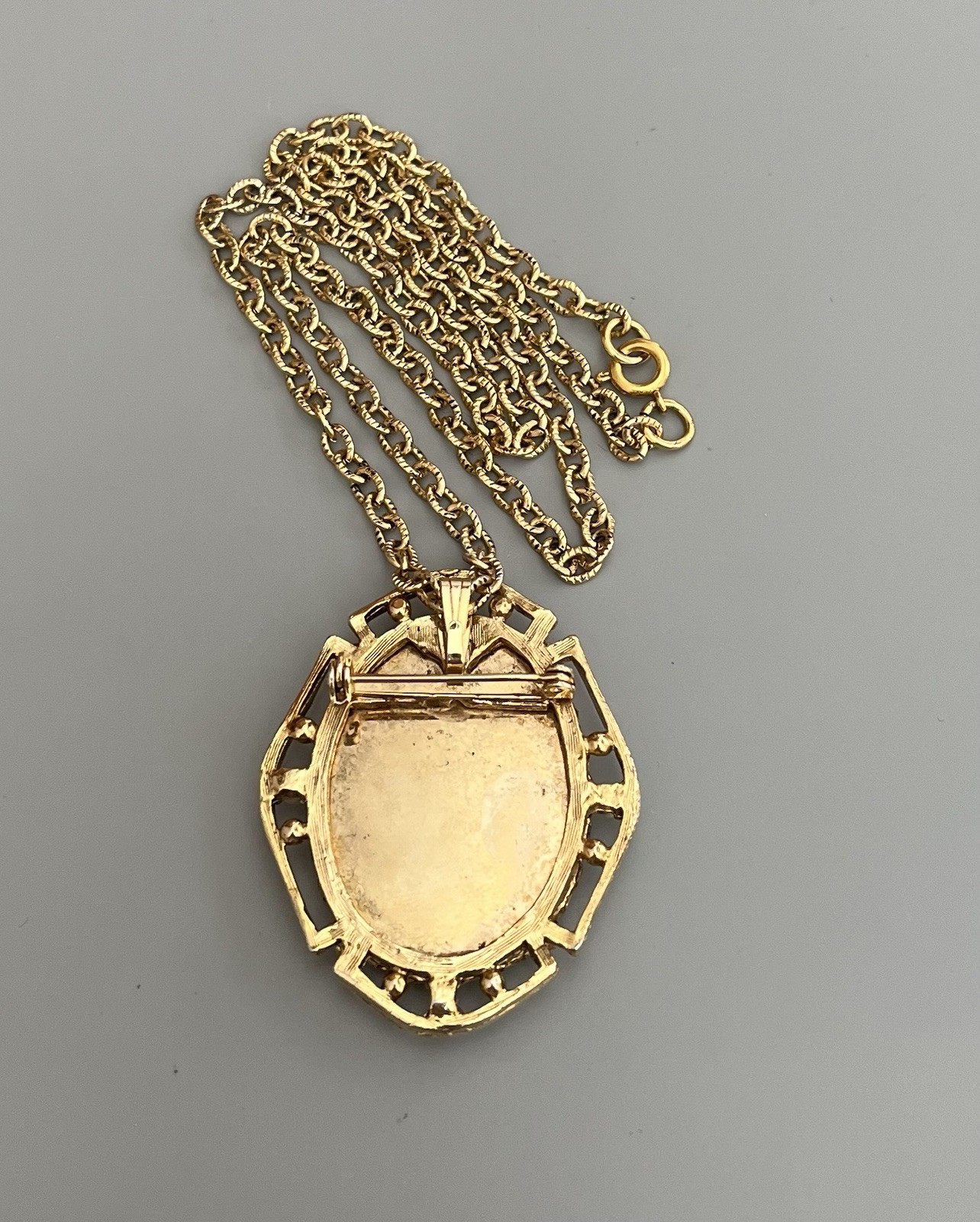 VTG Hand Painted Porcelain Daisy Cameo Brooch Pendant Necklace Gold Tone Oval 2”