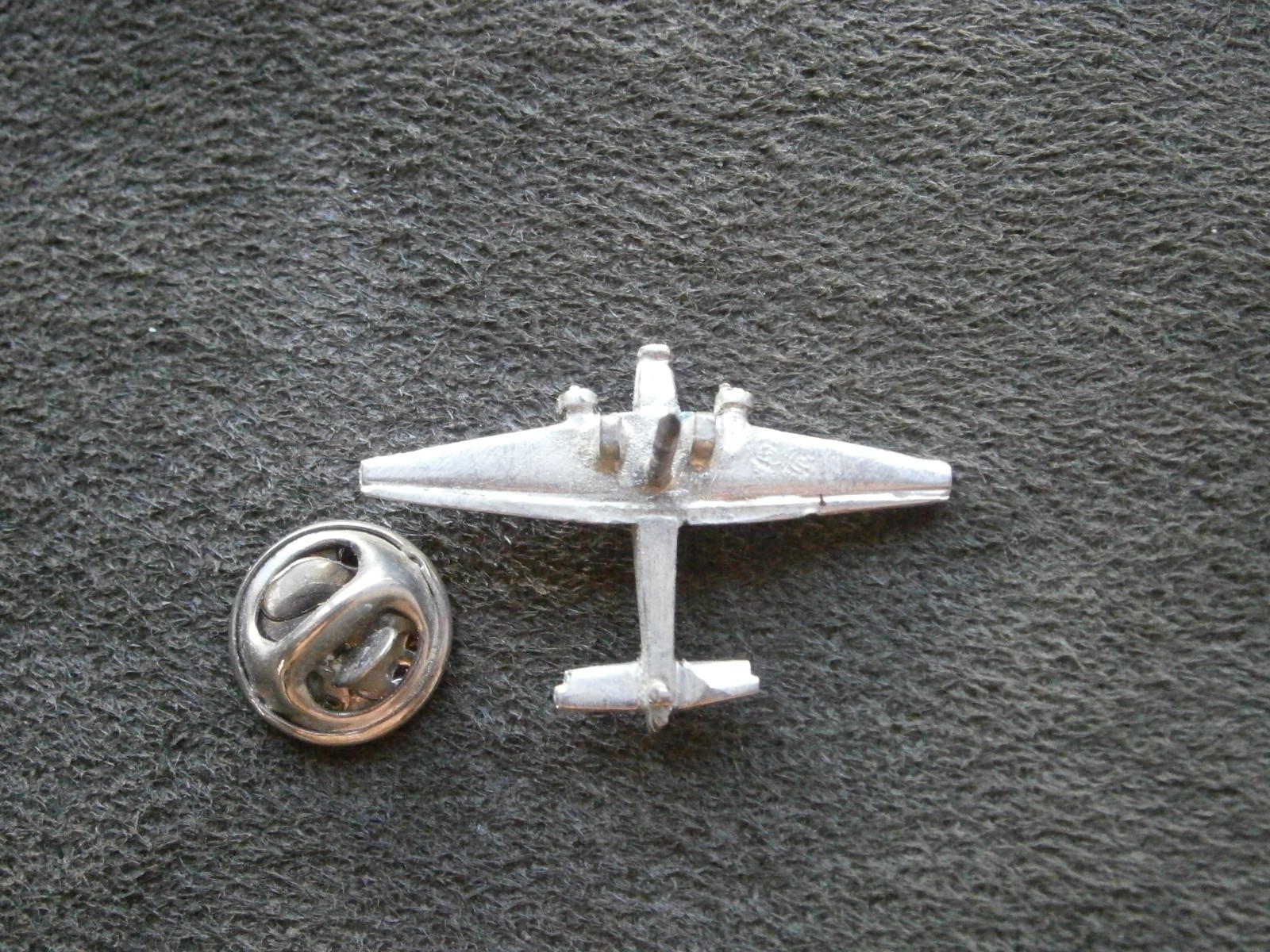 Wellington Bomber WW II UK Airplane Vtg Silvertone Lapel Pin Hat Badge 3.0g