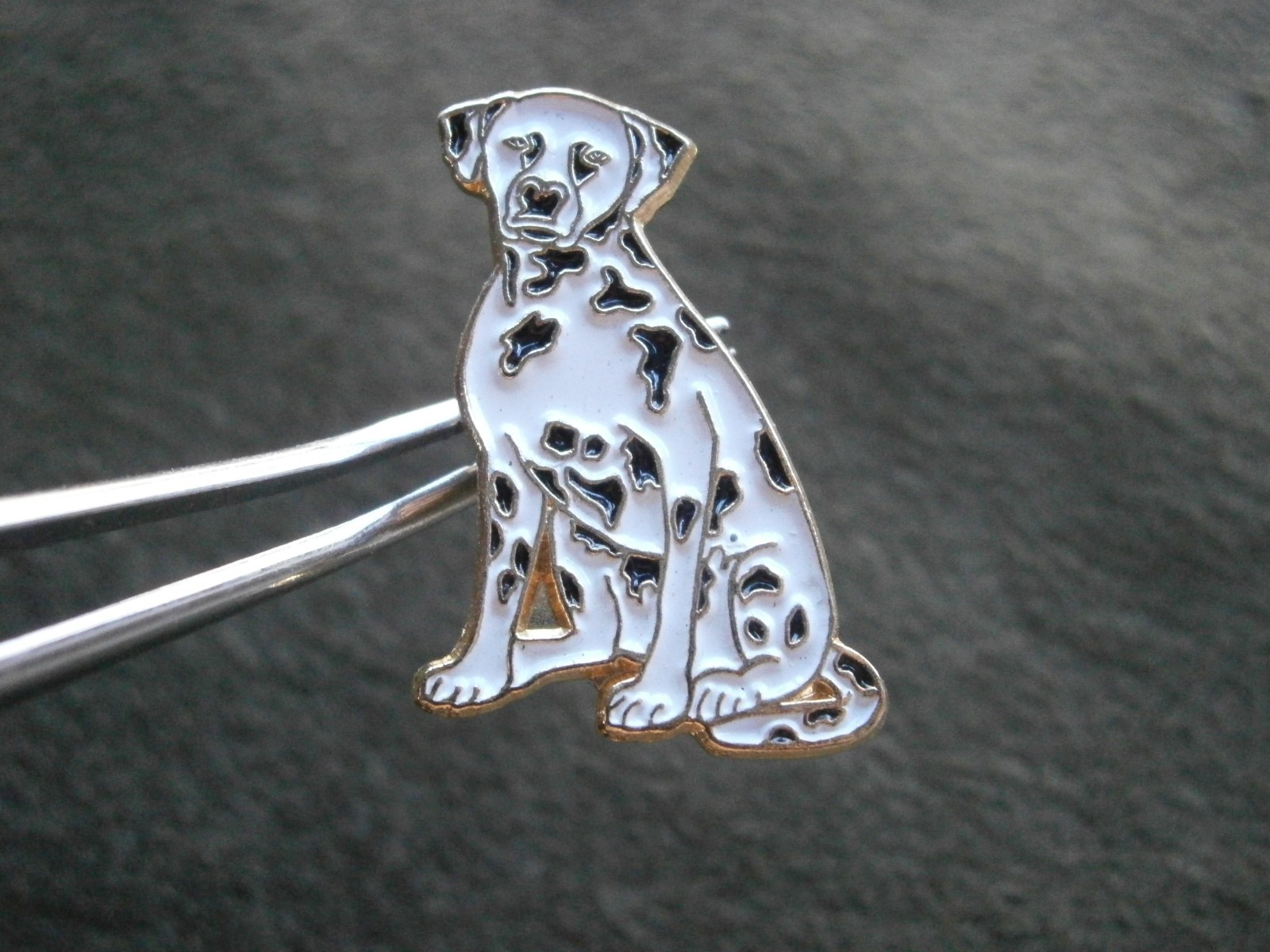 Seated Dalmation Spotty Dog Vintage Enamel Pin Hat Badge 3.0g