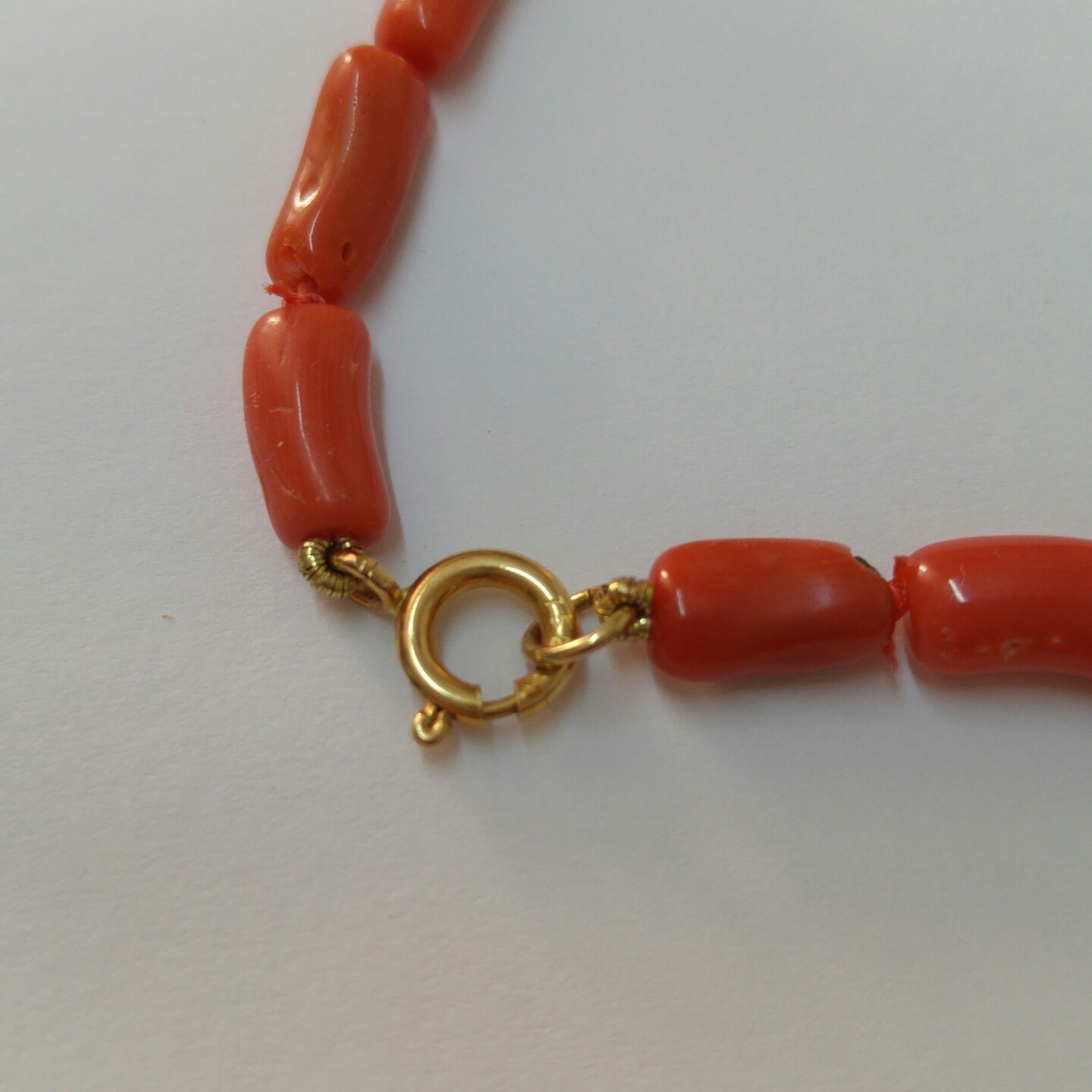 tube necklace, natural salmon coral, 18kt yellow gold, undyed