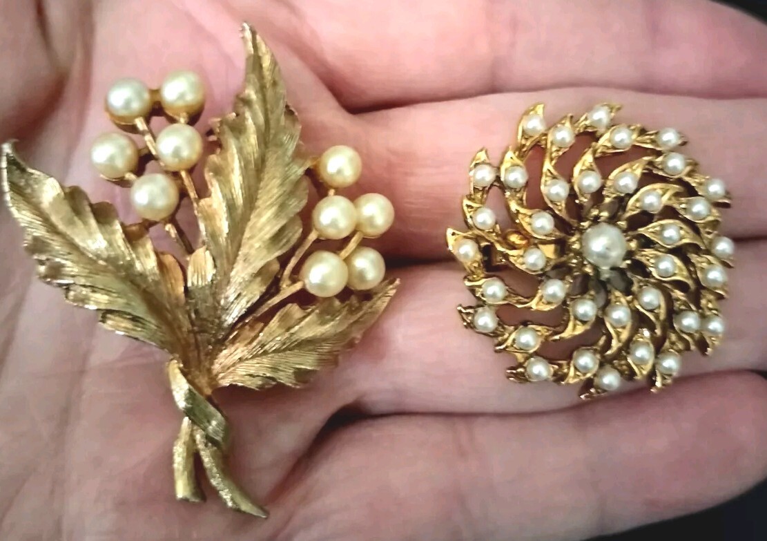 Lot 2 Vintage GT Pin Brooches – Faux Pearl and one signed JJ